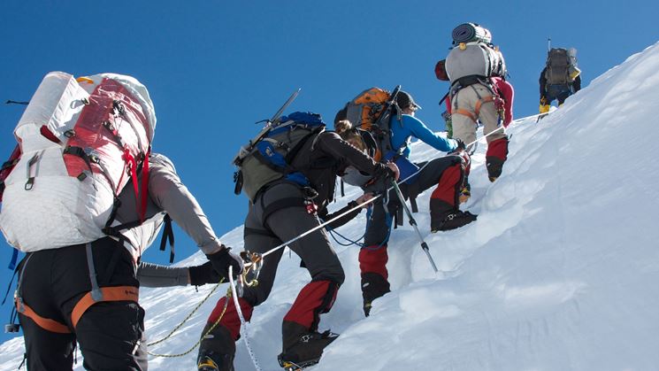 Alpinisti in abbigliamento tecnico