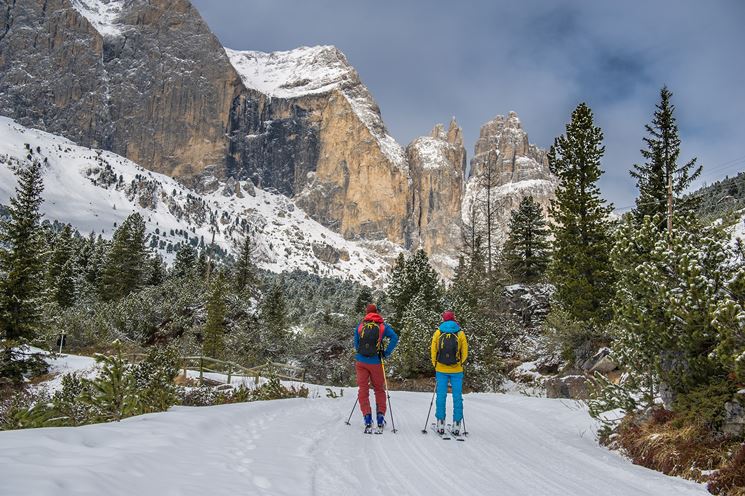 Due giovani scialpinisti in un bellissimo paesaggio