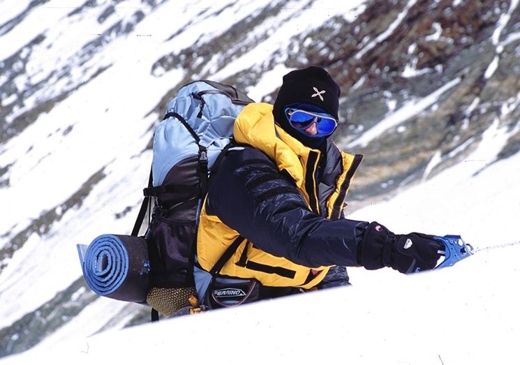 alpinista con giacca tecnica Montura