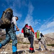 Escursionisti con pantaloni da montagna lunghi