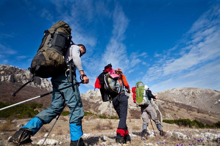 Escursionisti con pantaloni da montagna lunghi