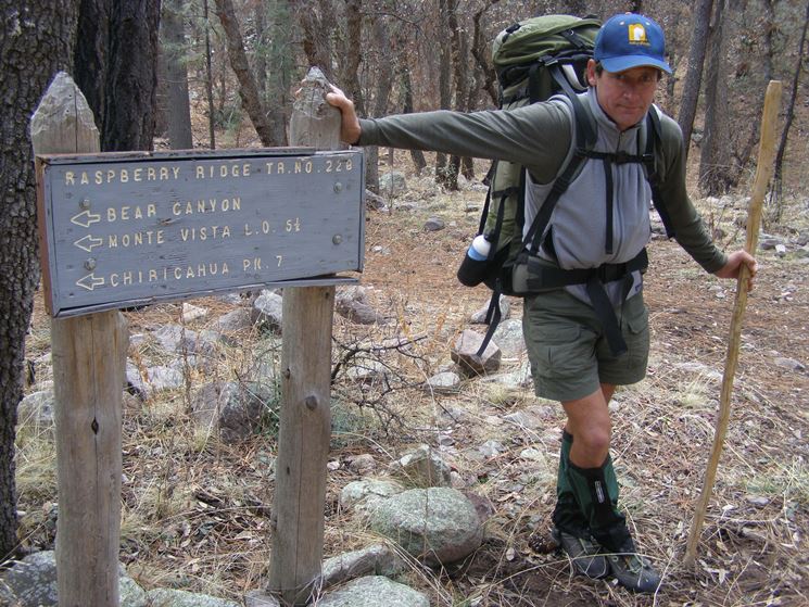 Un trekker con pantaloni da montagna corti