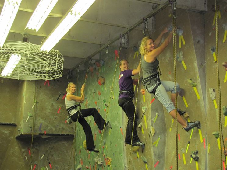 Ragazze durante un'arrampicata indoor