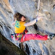 Atleta di free climbing con pantaloni tecnici