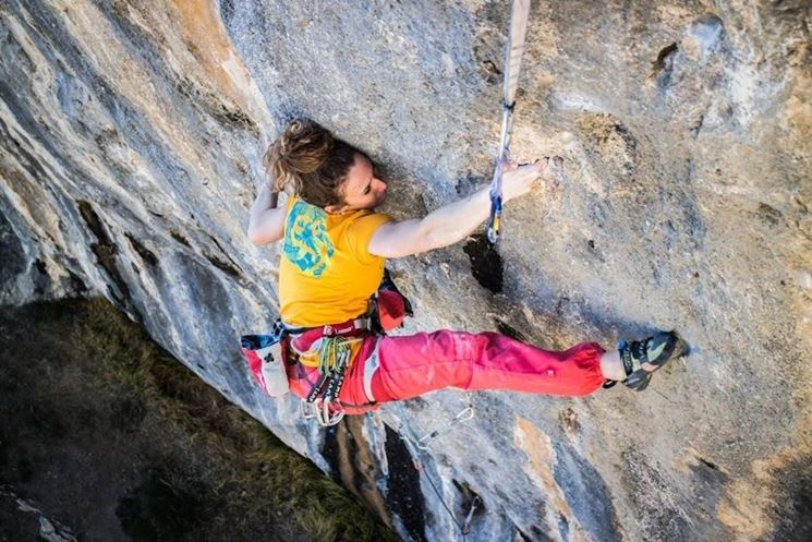 Atleta di free climbing con pantaloni tecnici