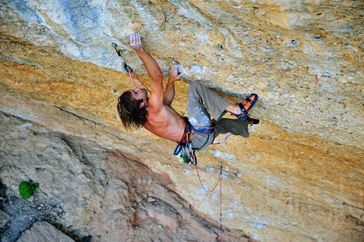 Free climber con pantaloni specifici da arrampicata