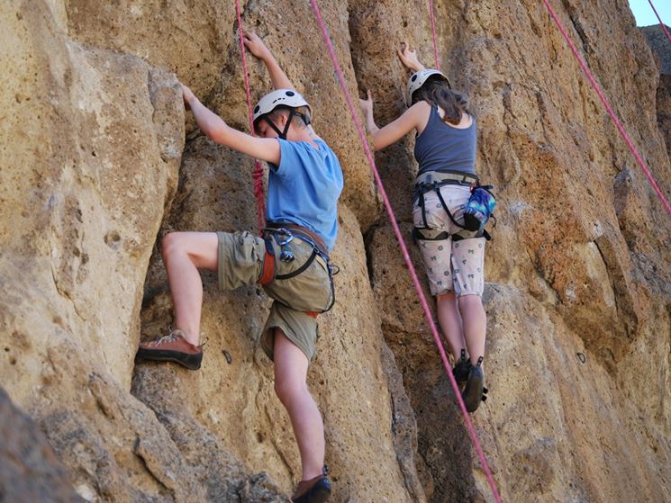 Arrampicata con la sicurezza delle corde