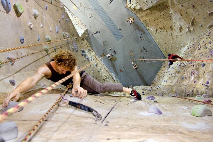 Arrampicata in palestra di roccia indoor