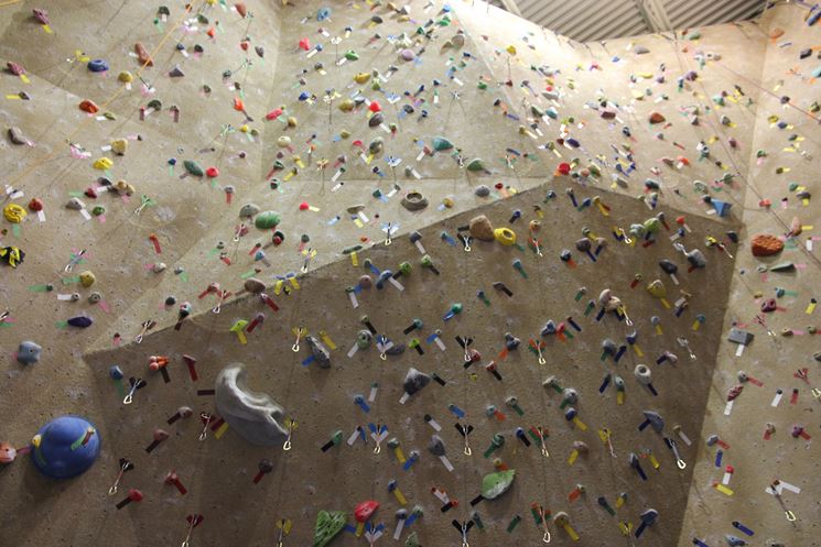 Panoramica di una palestra di roccia indoor