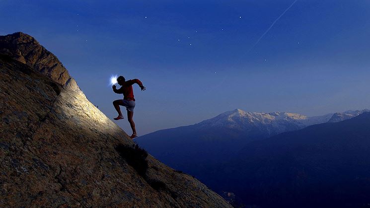 kiljan burgada con lampada petzl