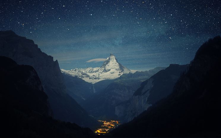 Il fascino della montagna sotto la luce delle stelle