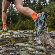 Scarpe trail running impiegate su un torrente