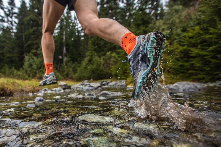 Scarpe trail running impiegate su un torrente