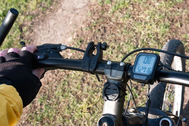 Dispositivo contachilometri per bici su manubrio