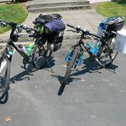 Due bici con portapacchi posteriori