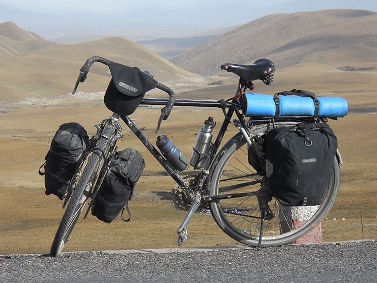 Bicicletta con portapacchi anteriore,