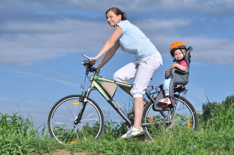 bicicletta da donna con seggiolino per bambino