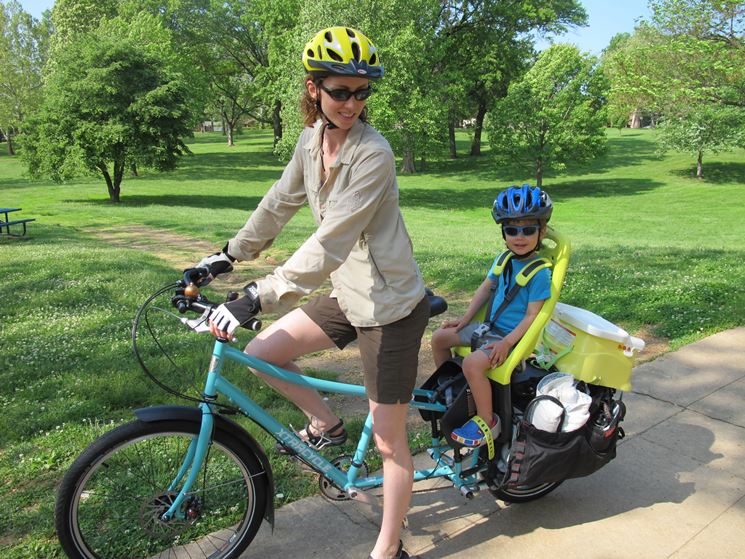 bicicletta da donna con seggiolino per bambino