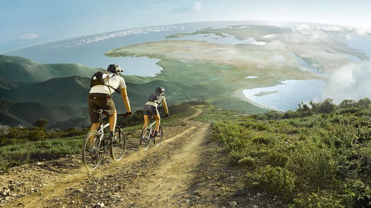  bici da montagna lungo un sentiero sterrato