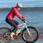 Atleta donna in mountain bike