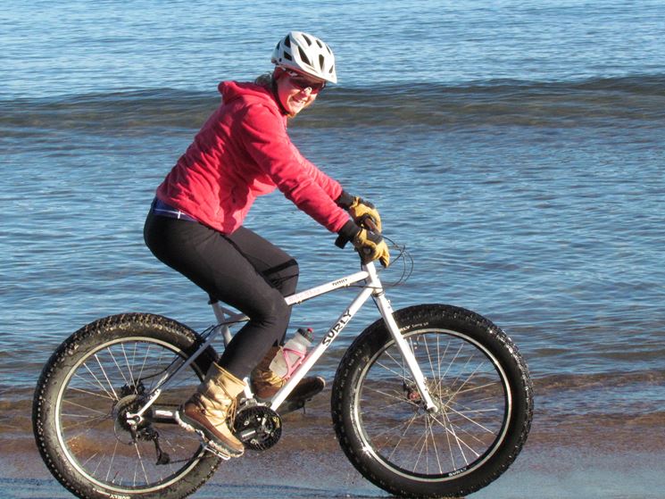 Atleta donna in mountain bike