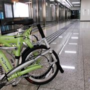 bicicletta pieghevole in stazione