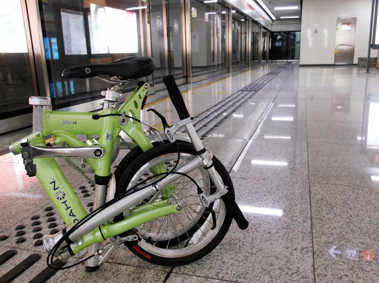 bicicletta pieghevole in stazione