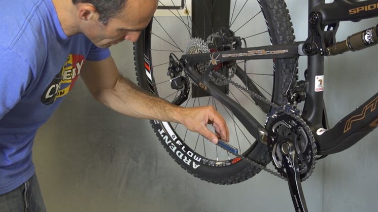 <p />Manutenzione: controllo della catena della mountain bike
