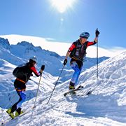 Sci alpiniste in abbigliamento tecnico