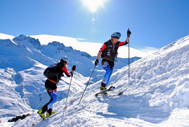 Sci alpiniste in abbigliamento tecnico