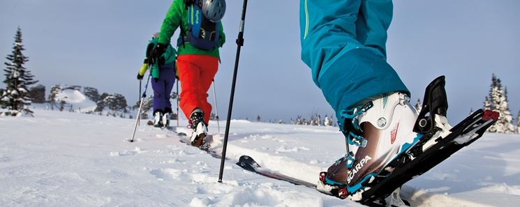 Gruppo di persone che praticano lo scialpinismo