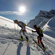 Scialpinisti impegnati in una salita