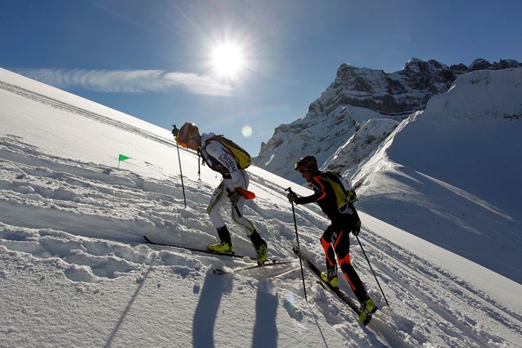 Scialpinisti impegnati in una salita