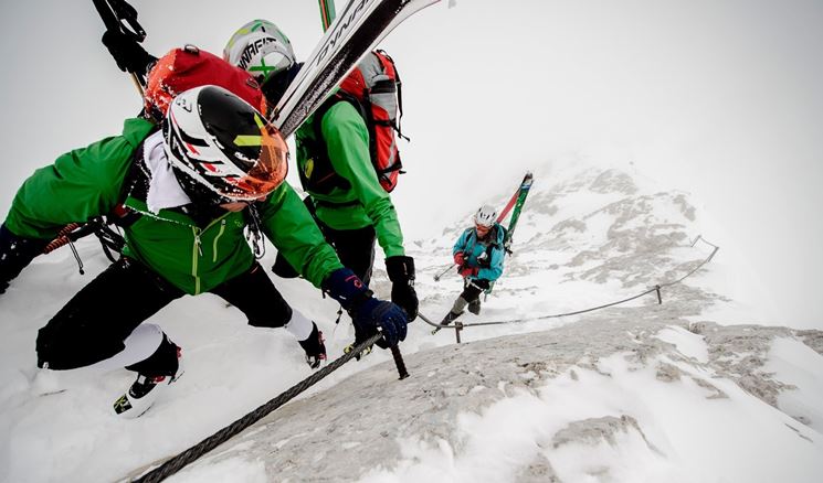 Una risalita di scialpinismo in un tratto difficile