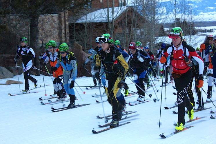 partenza di una competizione di sci alpinismo