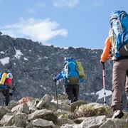 Escursione con zaini in alta montagna