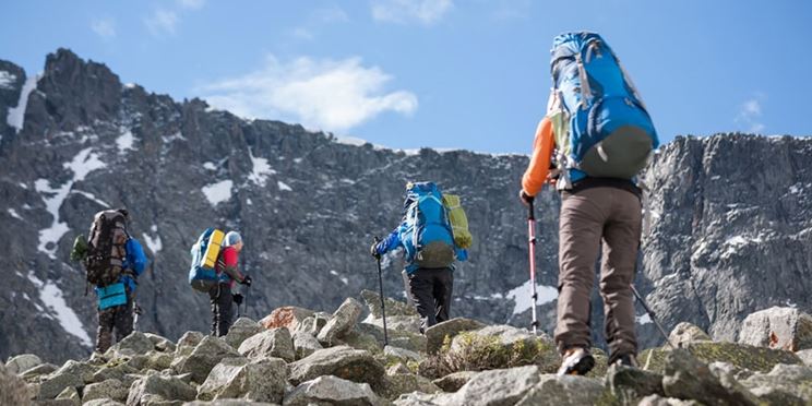 Escursione con zaini in alta montagna