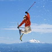 figura acrobatica di uno sciatore freestyle