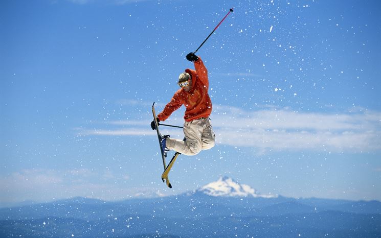 figura acrobatica di uno sciatore freestyle