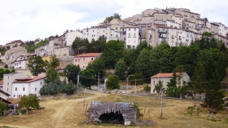 Case arroccate e viuzze caratterizzano Rivisondoli