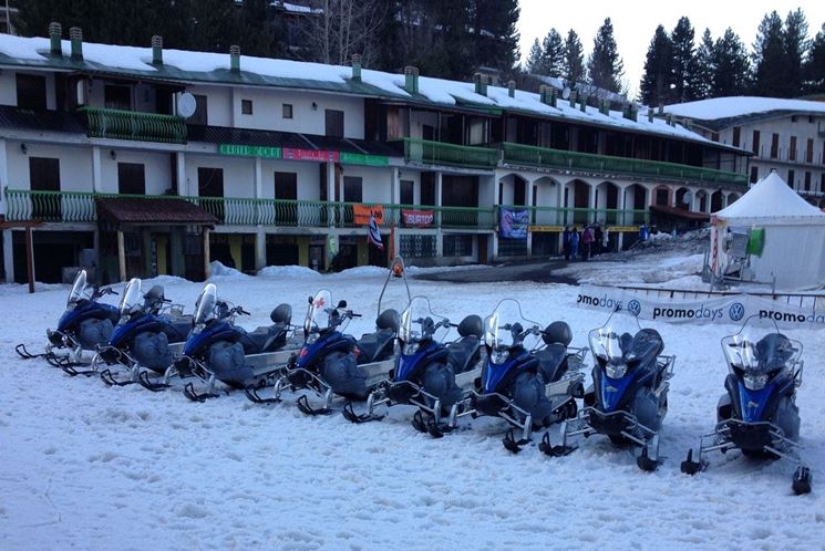 Villaggio Palumbo: motoslitte pronte per l'escursione