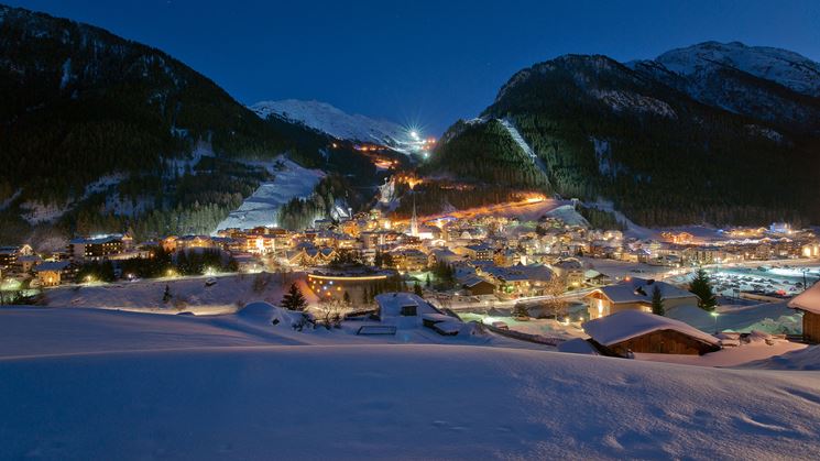 Una veduta di Ischgl di notte