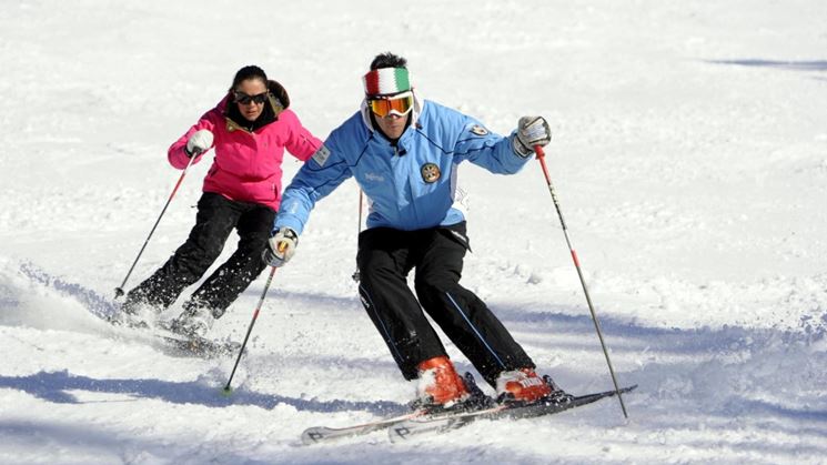 Discesa in coppia con gli sci ad Adamello Ski