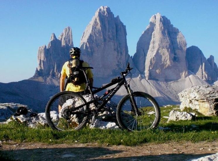 Vista sulle Dolomiti per un biker del Tonale