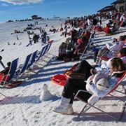 turisti al sole a Presolana Monte Pora