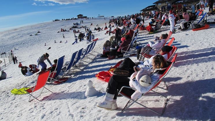 turisti al sole a Presolana Monte Pora