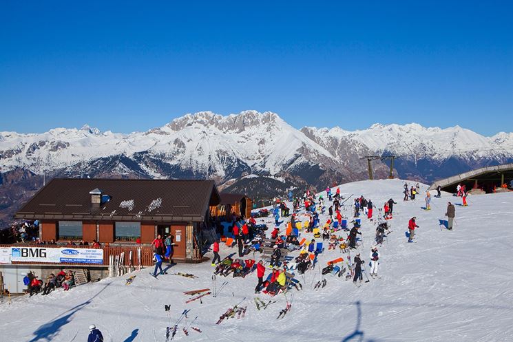 Moltitudine di sciatori su una pista del Monte Pora