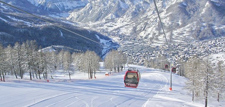 Panoramica sulla funivia e il paese di Bardonecchia