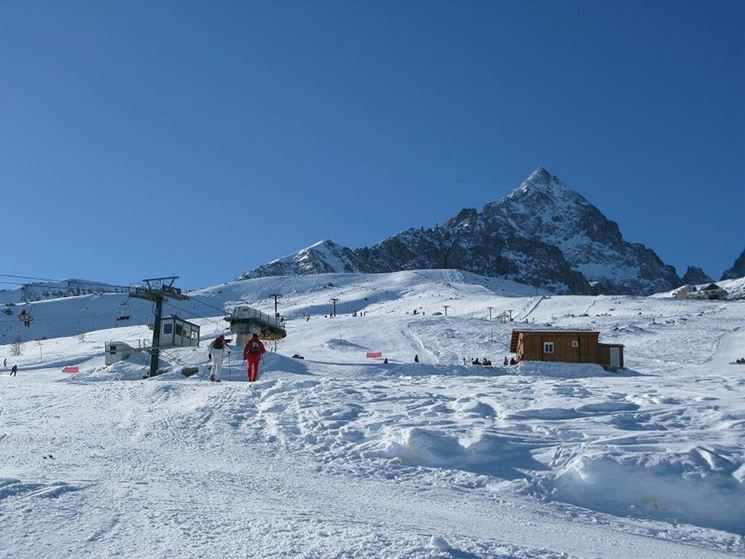 Visuale delle piste da sci e del Monviso