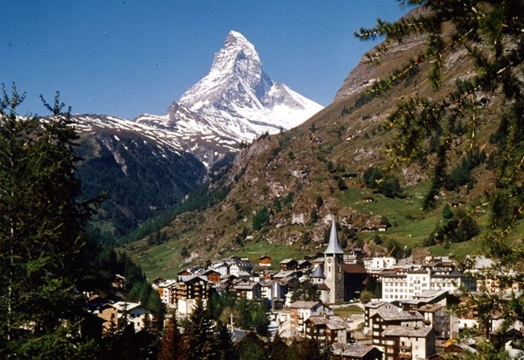 Vista panoramica di Zermatt e delle montagne